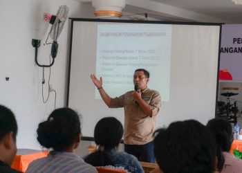 Kordinator Divisi penanga pelanggaran penyelesaian sengketa Bobbi Dewantara Purba, ST saat memberikan pengarahan