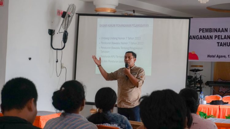 Kordinator Divisi penanga pelanggaran penyelesaian sengketa Bobbi Dewantara Purba, ST saat memberikan pengarahan