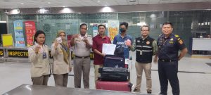Penumpang Air Asia Saat diamankan petugas