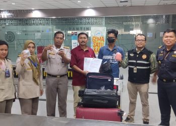 Penumpang Air Asia Saat diamankan petugas