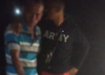 tersangka(baju garis garis) saat diamankan