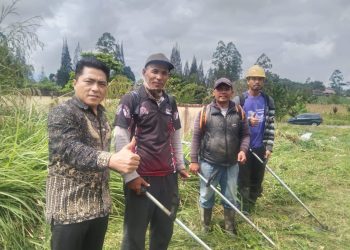 Peduli, APBD WATCH Babat Rumput Pinggir Jalan Seputaran Polres Simalungun