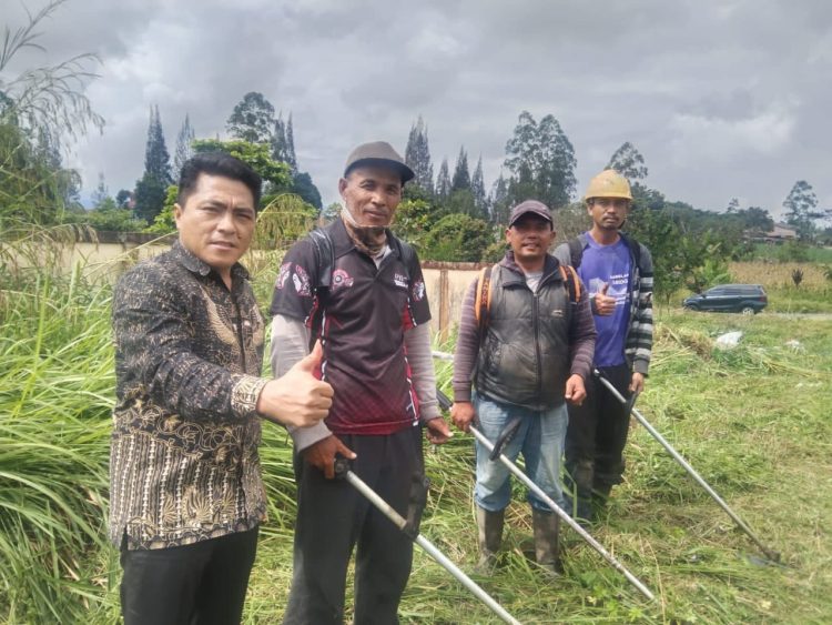 Peduli, APBD WATCH Babat Rumput Pinggir Jalan Seputaran Polres Simalungun