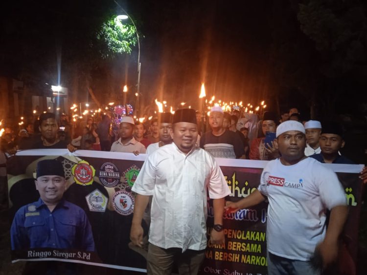 Sambut Tahun Baru Islam 1445 H, Karang Taruna dan Muspika kecamatan Siabu serta Ribuan Orang Pawai Obor
