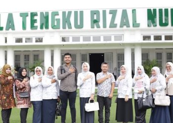 Eli Mahrani Terima Penghargaan dari Ketua YKI Sumut