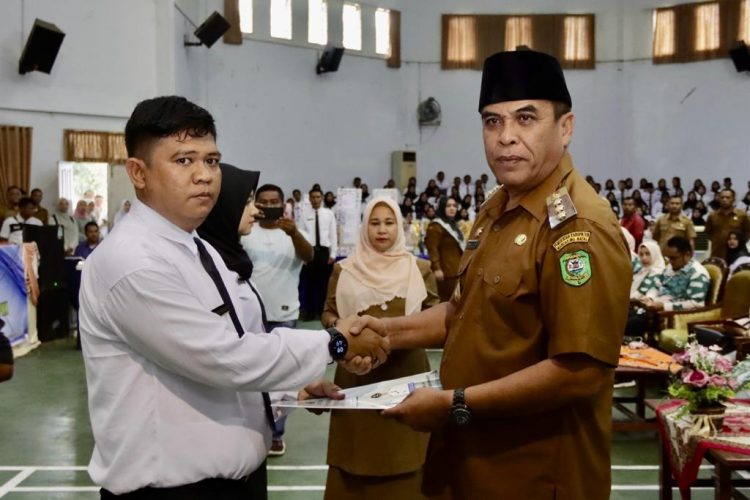 Bupati Madina Serahkan SK PPPK Guru Formasi 2022