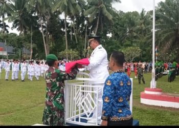 Meskipun Hujan Gerimis Pengibaran Bendera Tetap Berlangsung Di Kecamatan Siabu