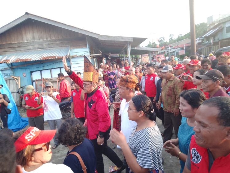 Marsombuh Sihol, Junimart Girsang Disambut Hangat Masyarakat di Silou Kahean