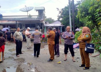 Kapolsek Sebelawan Bantu Evakuasi Korban Angin Puting Beliung Terjang Perumahan, 10 Rumah Alami Kerusakan Parah