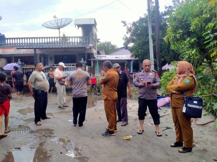 Kapolsek Sebelawan Bantu Evakuasi Korban Angin Puting Beliung Terjang Perumahan, 10 Rumah Alami Kerusakan Parah