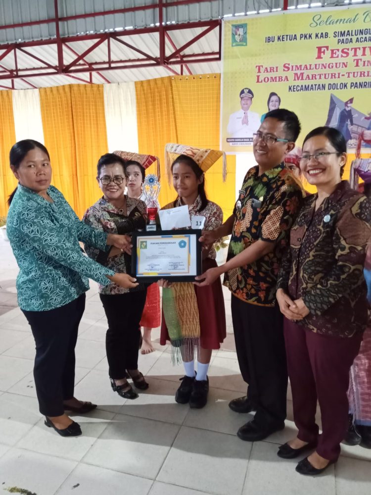 Ny. Ratnawati Sidabutar Radiapoh Hasiholan Sinaga Serahkan Trophy Juara 1 Marturiturian Bahasa Simalungun